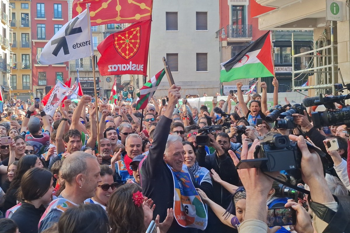 Los socialistas, Bildu y Podemos rechazan en el Parlamento de Navarra condenar la exhibición de símbolos proetarras en la ‘Korrika’