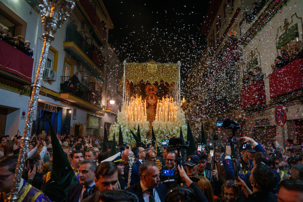 El reencuentro con la Macarena protagoniza una esplendorosa ‘Madrugá’  en Sevilla, que ha terminado su recorrido pasadas las 13.30 horas del Viernes Santo