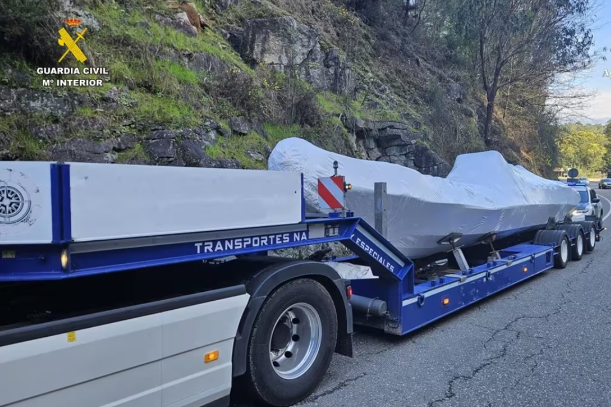 Intervenida una posible ‘narcolancha’ en Salvaterra (Pontevedra), que viajaba en un camión con destino a Ceuta