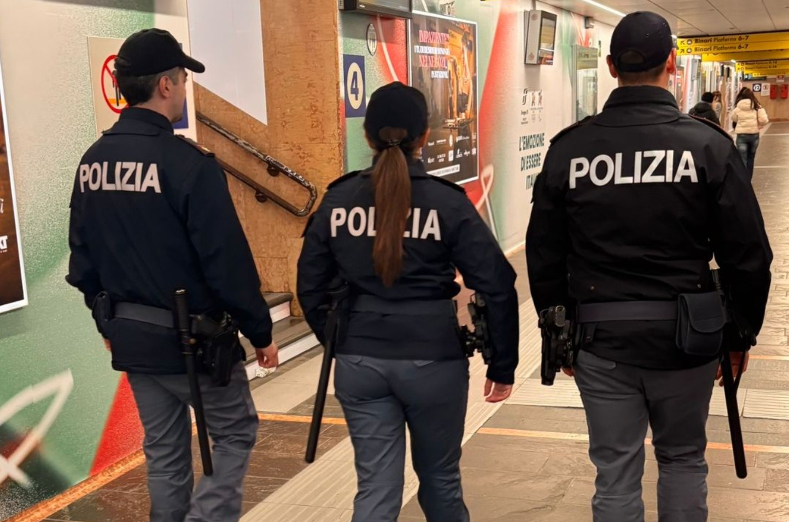 Un inmigrante ebrio acosa a los pasajeros de una estación de tren de Italia y ataca a los policías que intentaron detenerle, enviando a una agente al hospital