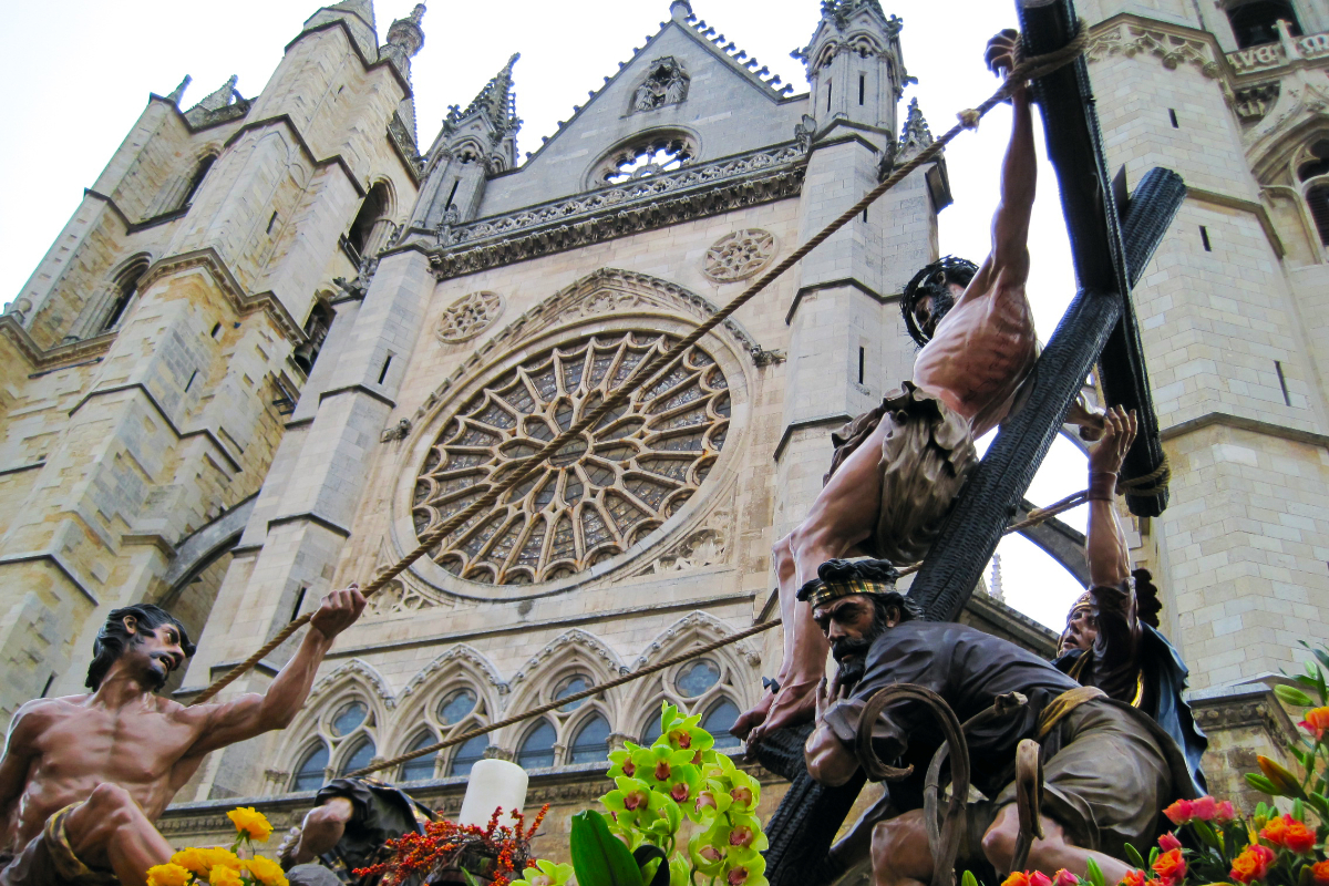 Las procesiones del ‘Santo Cristo del Desenclavo’, ‘La Soledad’ y ‘Camino de la luz’ llenarán las calles de León el Sábado Santo