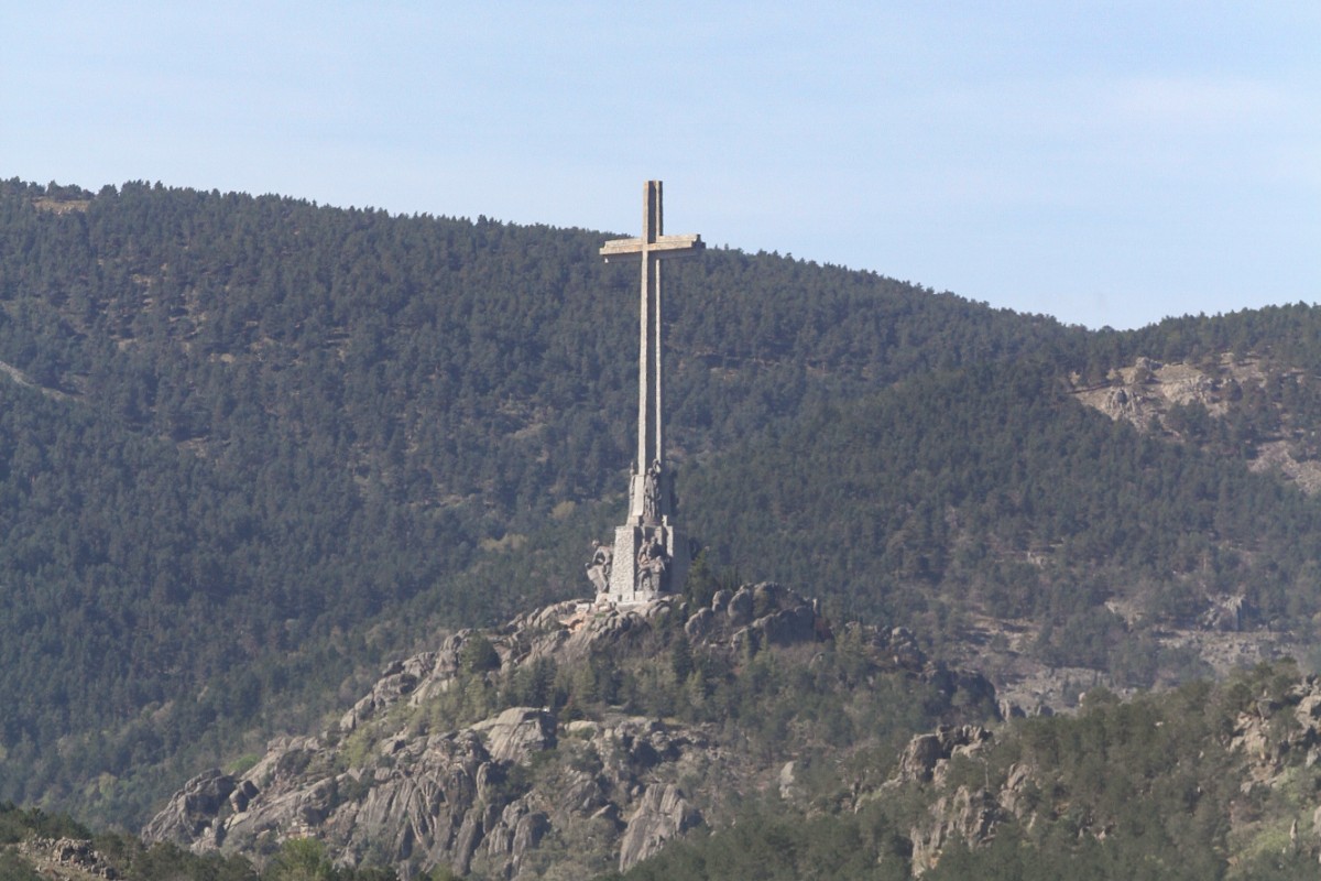 El Gobierno trabaja en fórmulas para sortear las trabas administrativas y acelerar la profanación del Valle de los Caídos coincidiendo con la visita del Papa