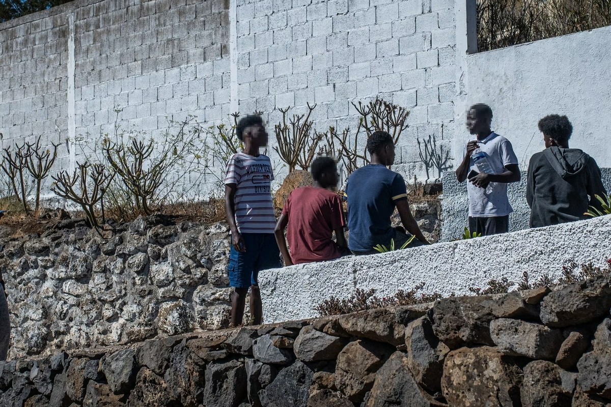 Un mena senegalés permanece en un centro de Canarias mientras sus padres residen en Francia