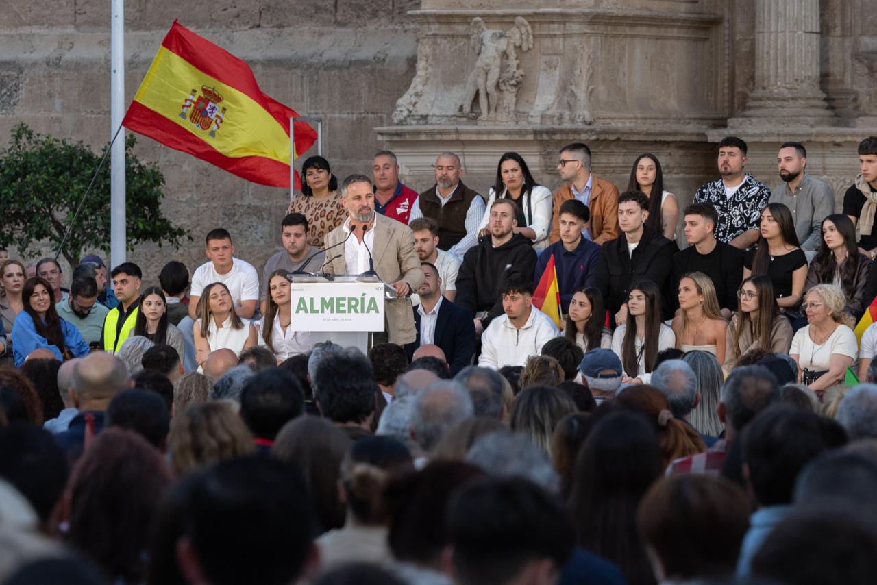 Santiago Abascal retrata en un gran acto en Almería a Pedro Sánchez: «Es el capo de una mafia corrupta, traidora y mentirosa»