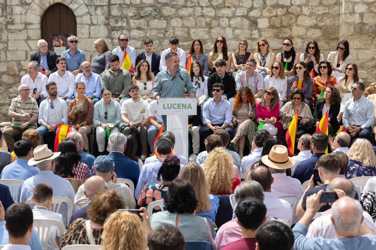 Santiago Abascal, denuncia desde Lucena las políticas de inmigración de Sánchez: «Se quiere dar lo que es de los españoles a todo el mundo, a toda África y a toda América»
