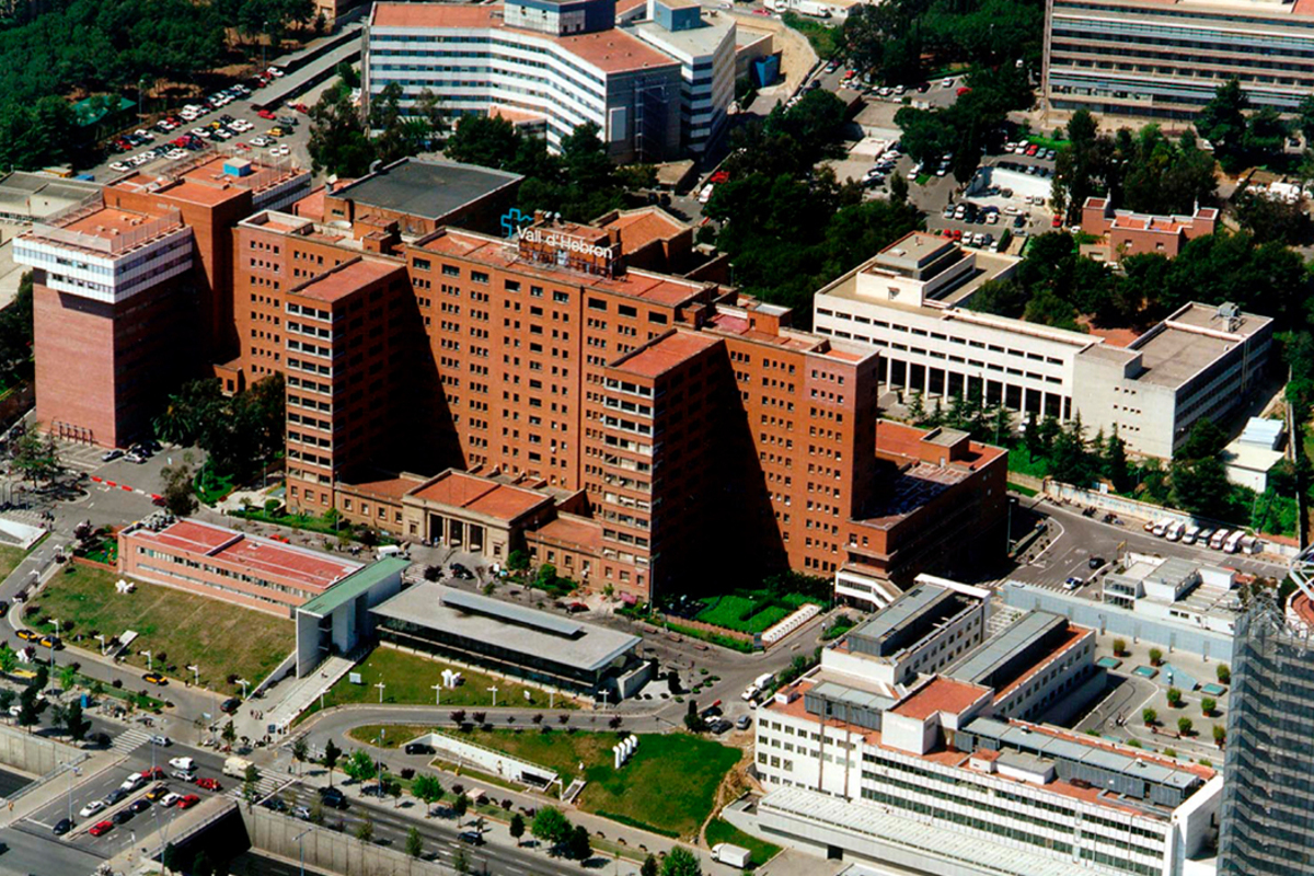 Un hombre que convive con una hernia discal y dolor constante y lleva décadas cotizando recibe cita para neurocirugía en 2028