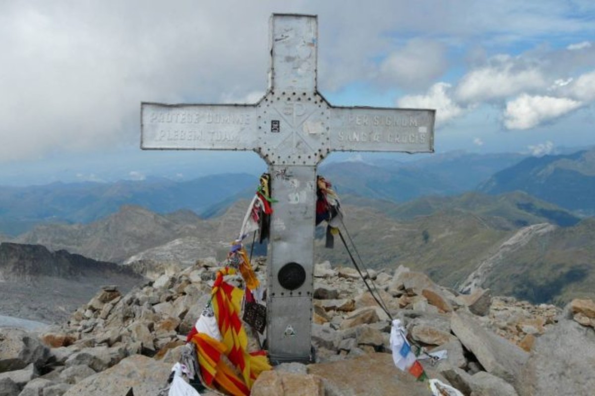 Derriban la cruz que coronaba el pico Aneto y la arrojan montaña abajo tras cortarla con una radial