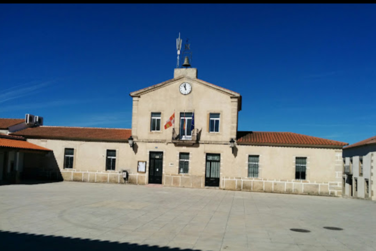 Un municipio de Salamanca gobernado por el PSOE incumple la ley al no ondear la bandera de España en el Ayuntamiento desde hace un año
