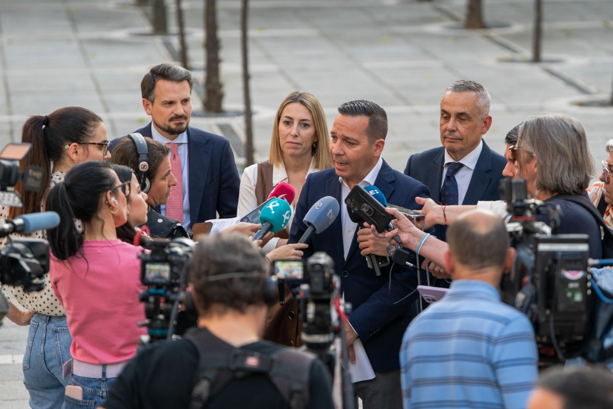 VOX y el PP sellan un acuerdo para un Gobierno de coalición en Extremadura que establece la «prioridad nacional» en las ayudas, y en la vivienda social y protegida