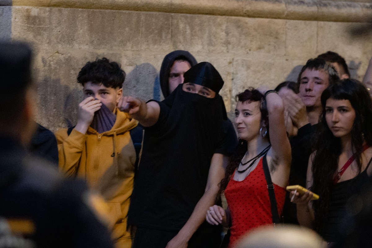 Dejan en libertad provisional al ultraizquierdista que agredió a agentes de la Policía durante el intento de boicot al acto de VOX en Granada