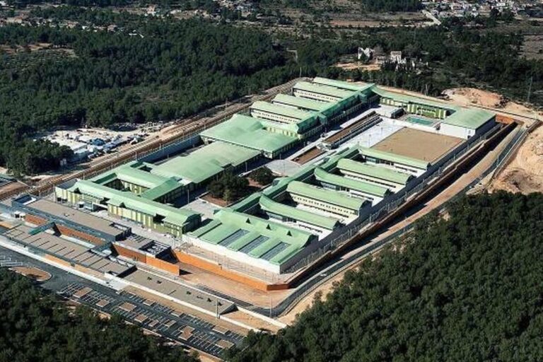 Nueva agresión en las cárceles catalanas: un preso muy violento golpea con sus puños y apalea a un funcionario al que dejo malherido