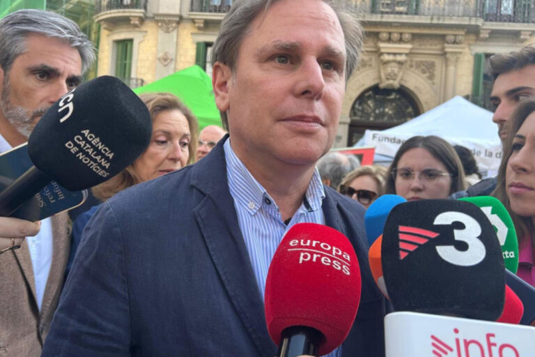 Joan Garriga (VOX) es atacado por separatistas durante el homenaje a las víctimas de los atentados yihadistas del 17 de agosto en La Rambla