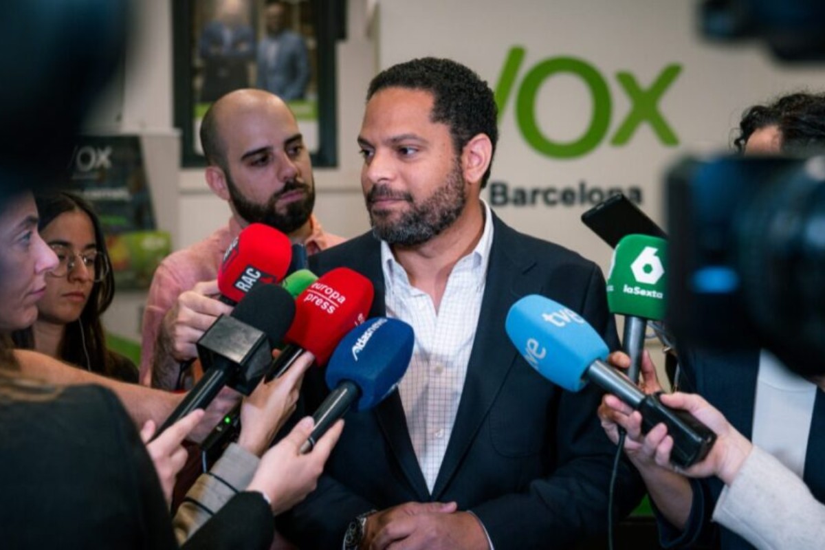 Ignacio Garriga destaca el «hito histórico» de VOX al lograr la «prioridad nacional» en las ayudas y la vivienda en el acuerdo para un Gobierno de coalición en Extremadura