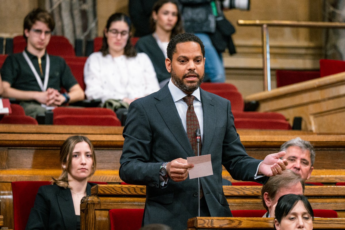 VOX exige en el Parlament una condena de las agresiones sufridas por sus cargos y afiliados en el Día de Sant Jordi y pide acabar con la impunidad de la extrema izquierda