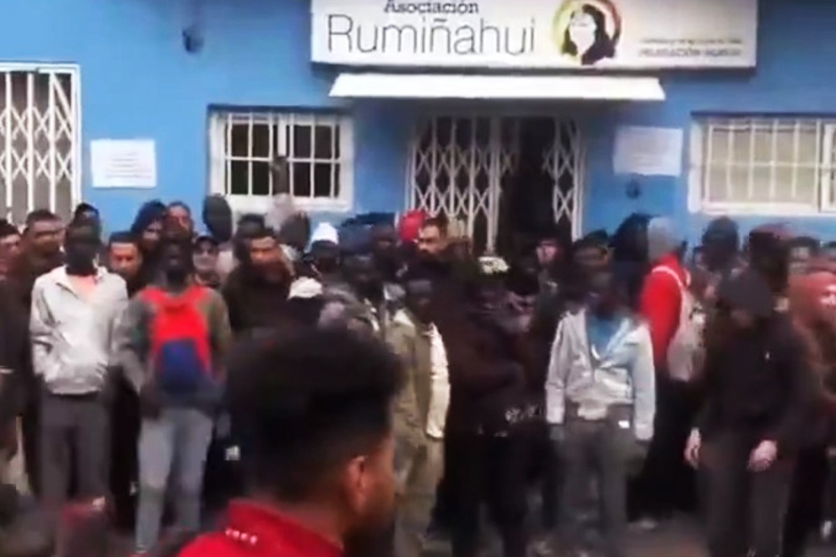 Los vecinos del barrio de San Pío X de Murcia denuncian las peleas entre los inmigrantes ilegales en las colas para conseguir la «regularización»