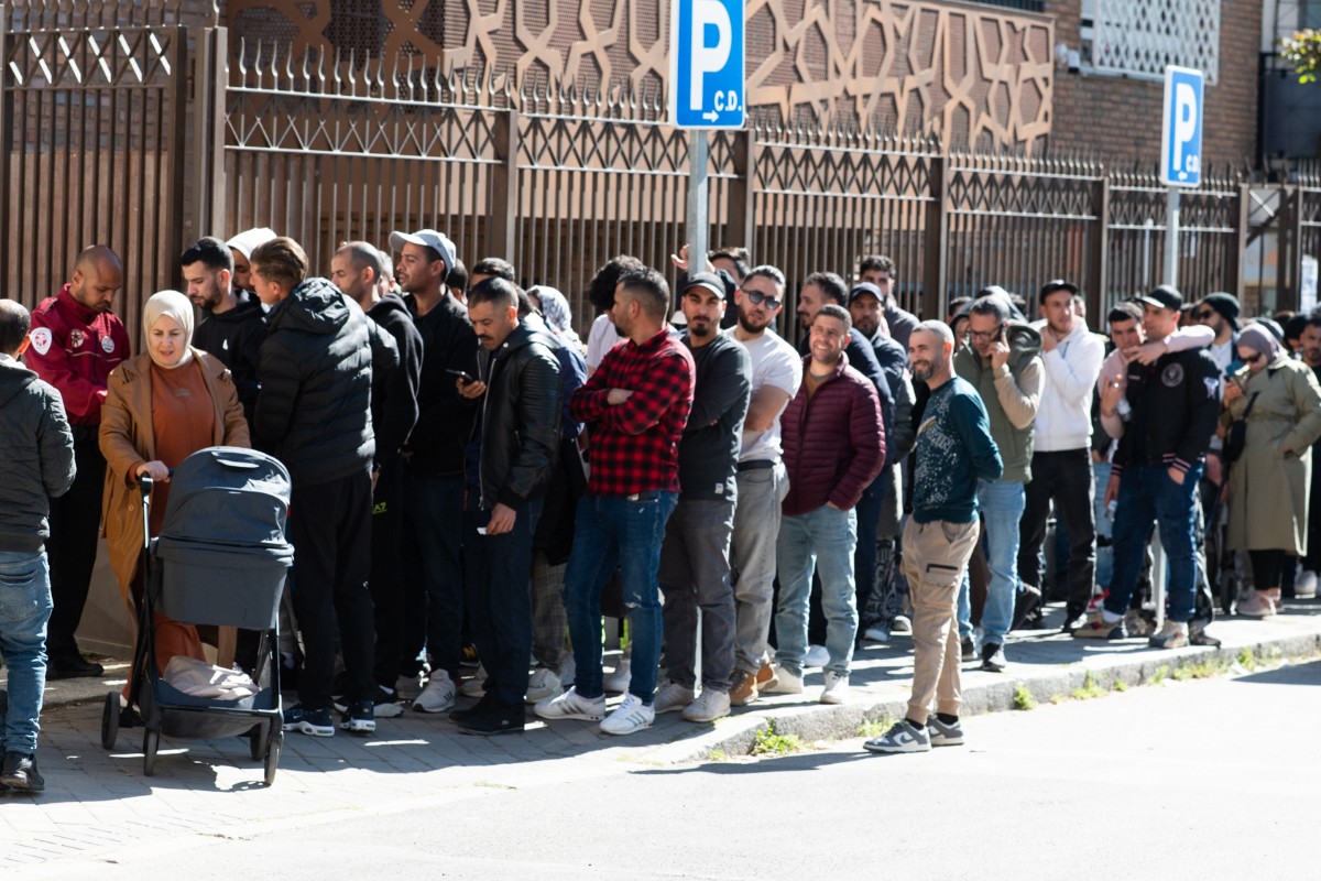 Colas kilométricas en los ayuntamientos y consulados de toda España para la «regularización» masiva: «Nos han robado España»