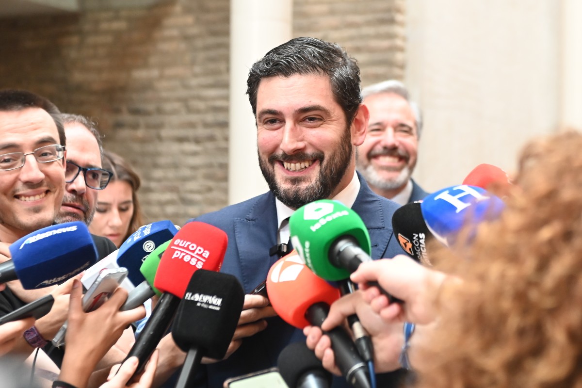 VOX y PP alcanzan un acuerdo para un Gobierno de coalición en Aragón que recoge la «prioridad nacional» en el acceso a los servicios públicos