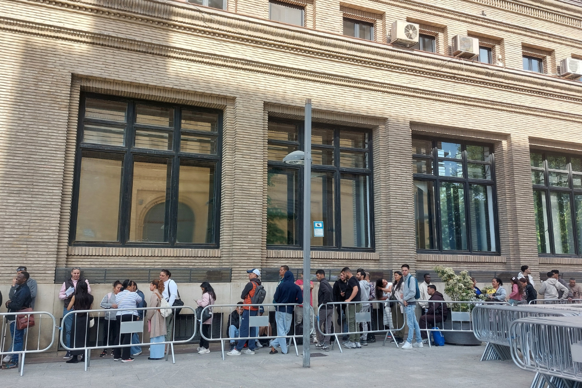 Correos tramitó solicitudes sin pedir el certificado de penales durante los primeros días del proceso de «regularización» masiva de Sánchez