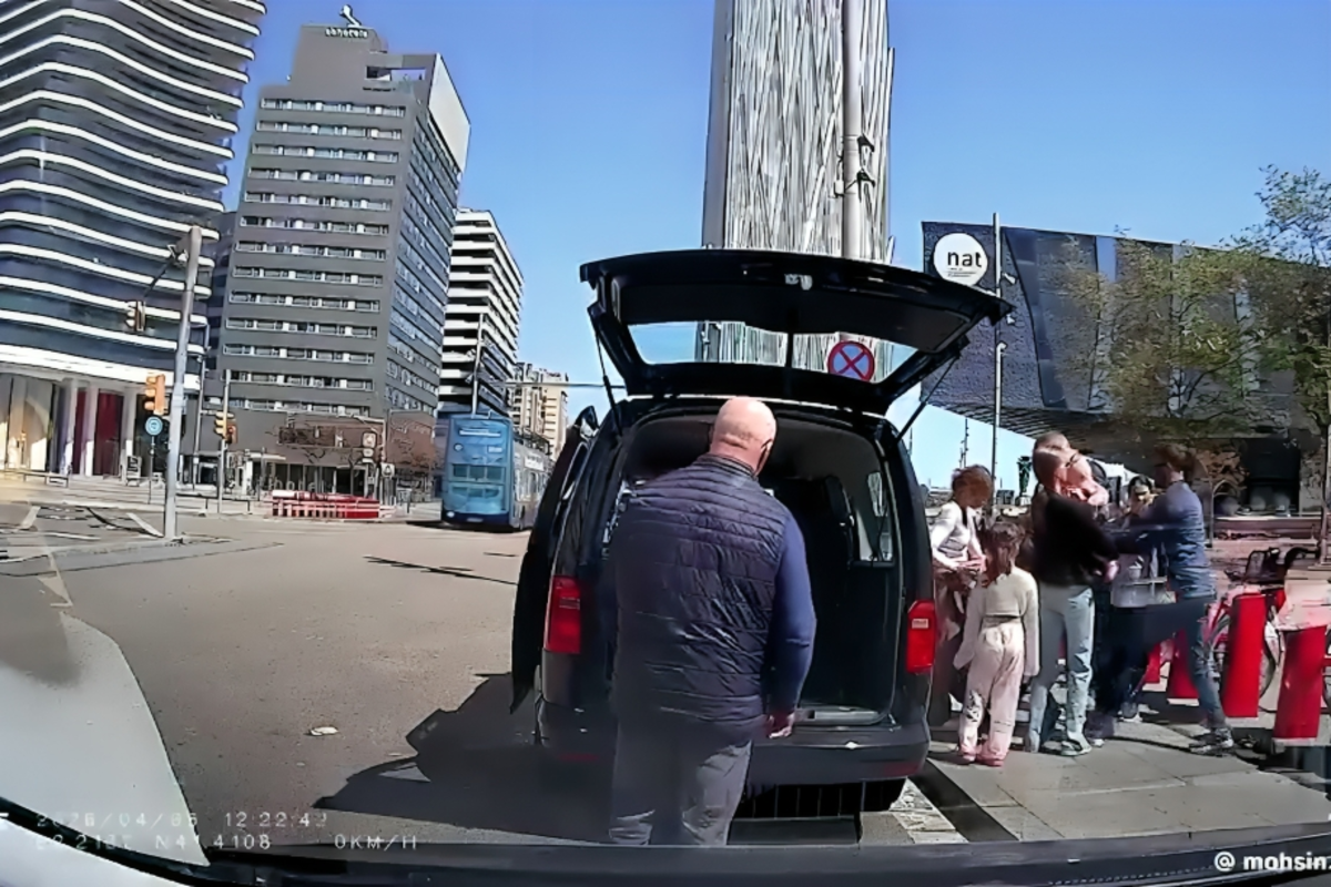 Dos magrebíes especializados en hurtos asaltan violentamente a una familia de turistas con niños al subir al taxi en Barcelona