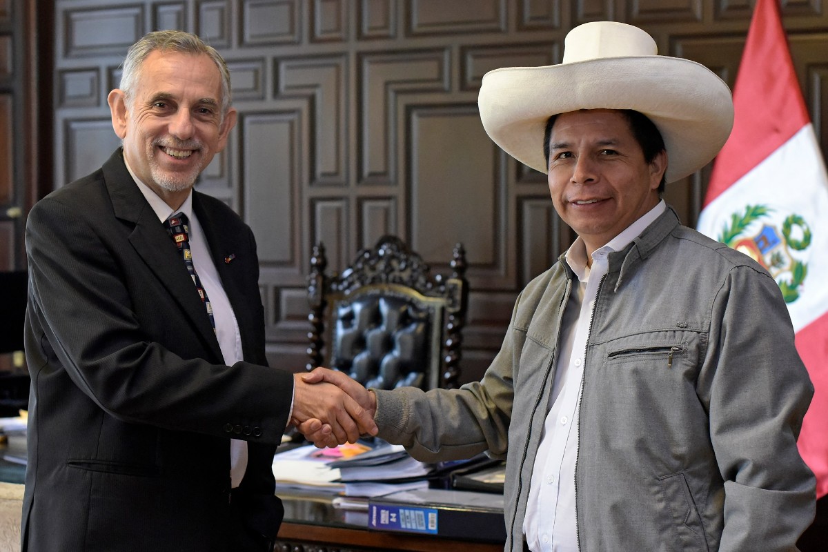 El izquierdista peruano Roberto Sánchez designa a un exministro de Pedro Castillo como jefe de su equipo económico