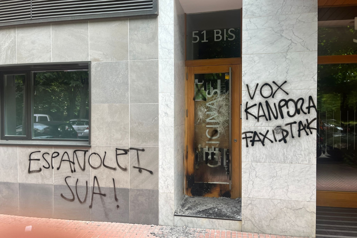 Intentan quemar la sede de VOX en Vitoria: es el segundo ataque que sufre en solamente 24 horas