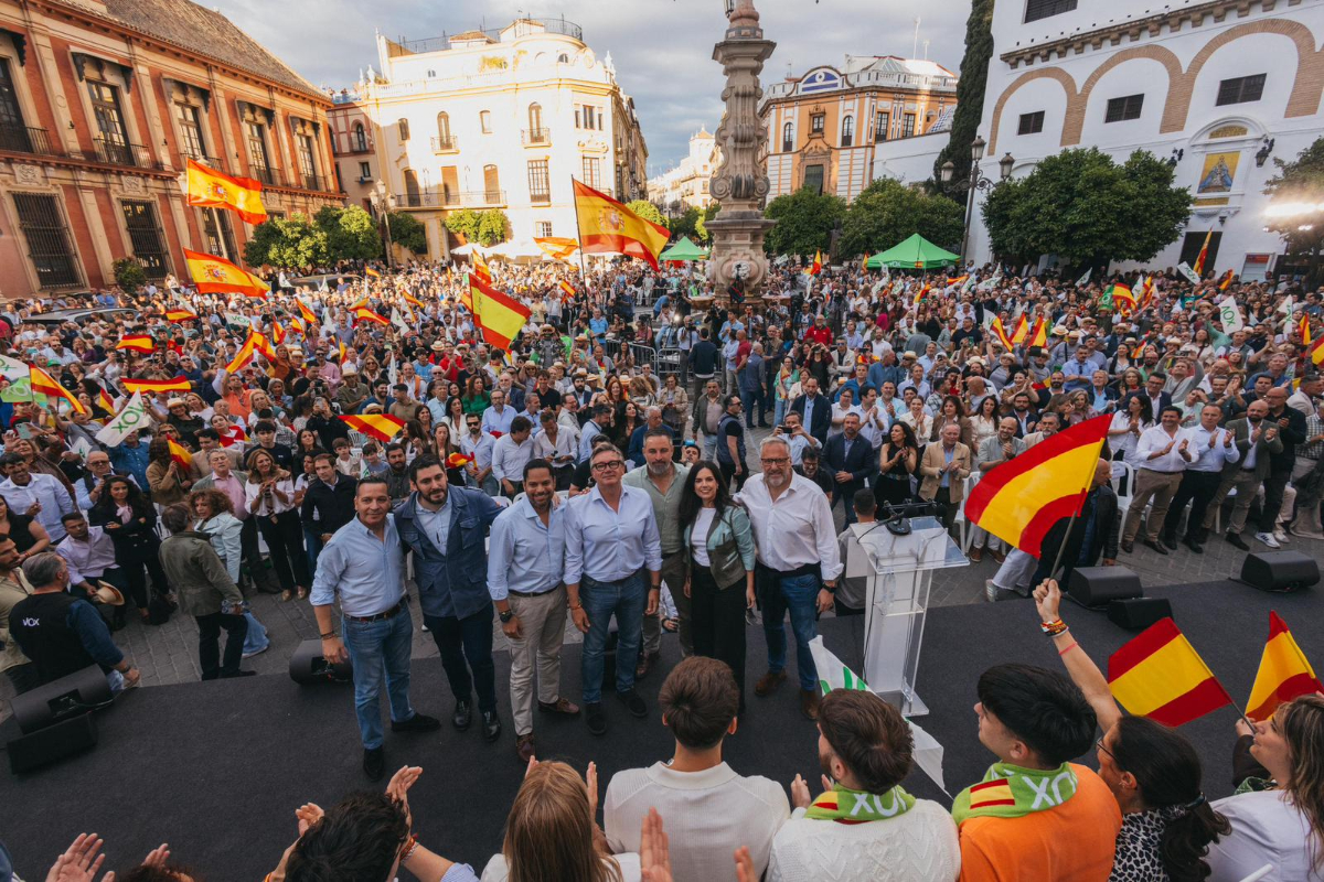 Santiago Abascal llama en un multitudinario acto ante más de 3.500 personas en Sevilla a votar «con esperanza» por el futuro de los jóvenes y de quienes levantan España