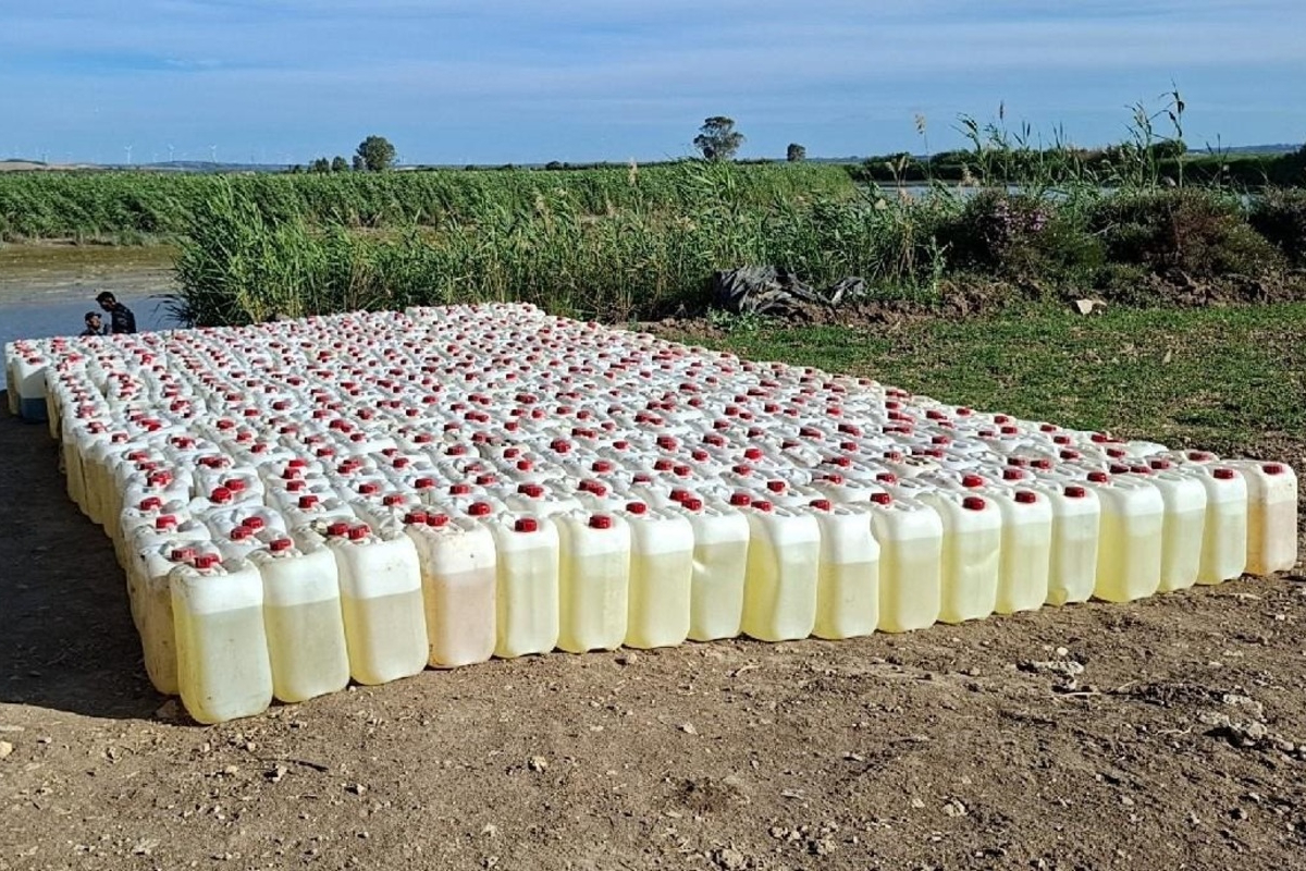 La Guardia Civil de Cádiz impide el abastecimiento de más de 10.000 litros de combustible destinado a narcolanchas en el río Guadalete