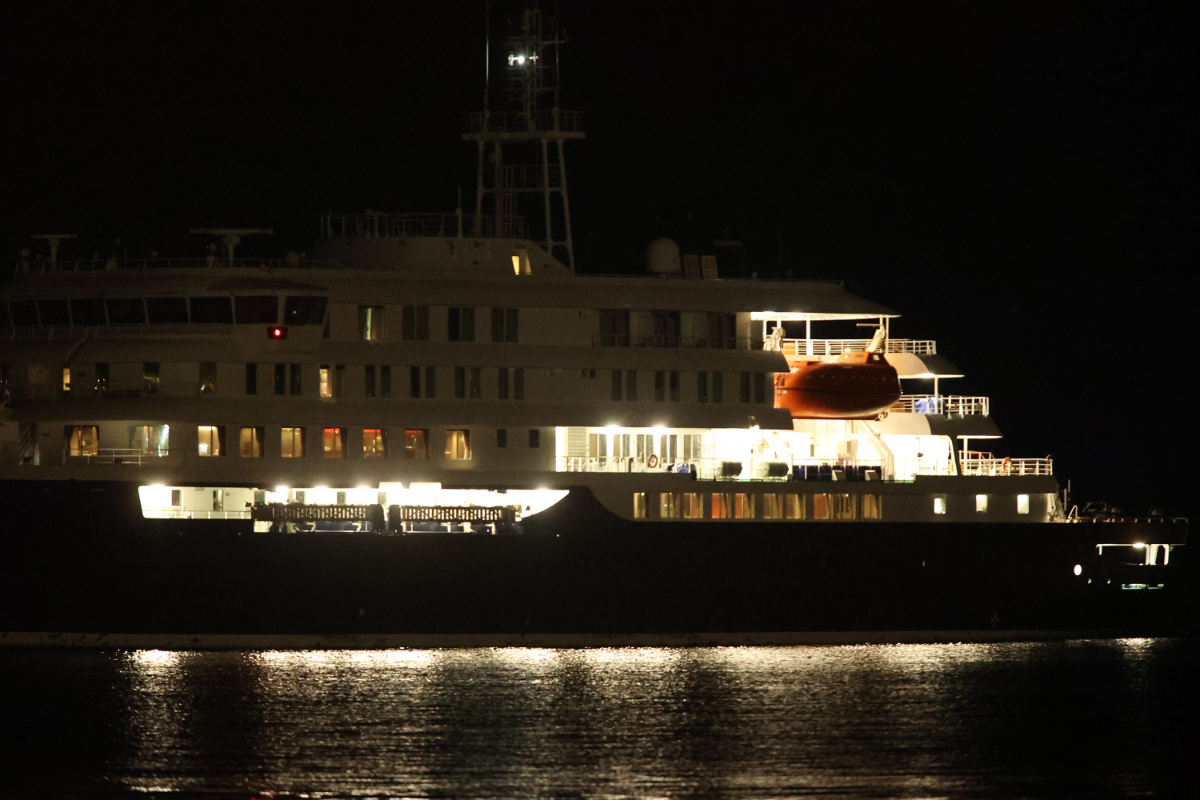 El crucero del hantavirus Hondius llega al puerto de Granadilla en Tenerife donde fondea para desembarcar al pasaje