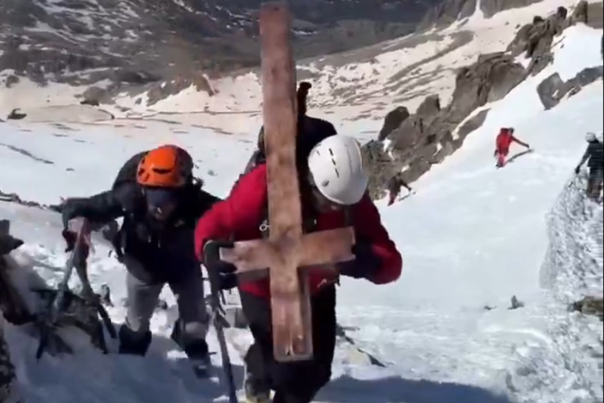 La cruz del Aneto vuelve a la cima tras ser arrancada y arrojada ladera abajo en un acto vandálico
