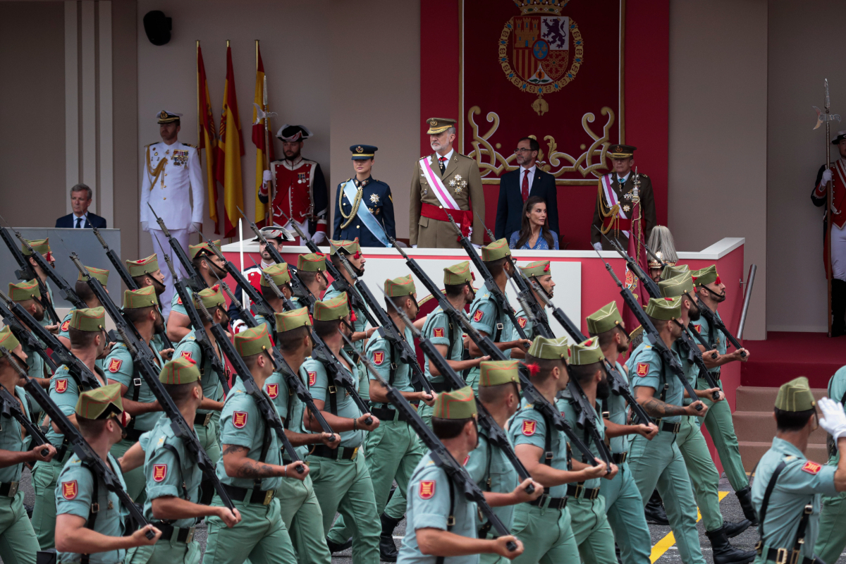 Vigo se vuelca con los militares en un desfile del Día de las Fuerzas Armadas que brilla a medias sin aviones y sin salto paracaidista debido a la niebla