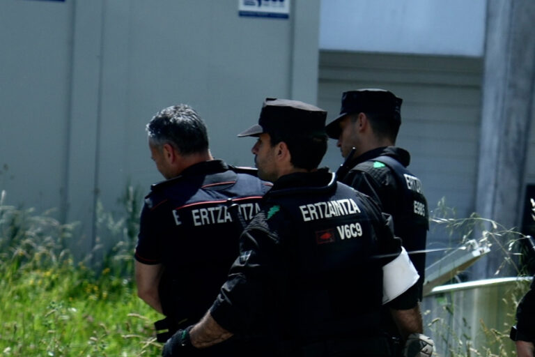 La Ertzaintza detiene en Guipúzcoa a dos inmigrantes asiáticos que trasladaban en dos furgonetas a casi 30 ilegales