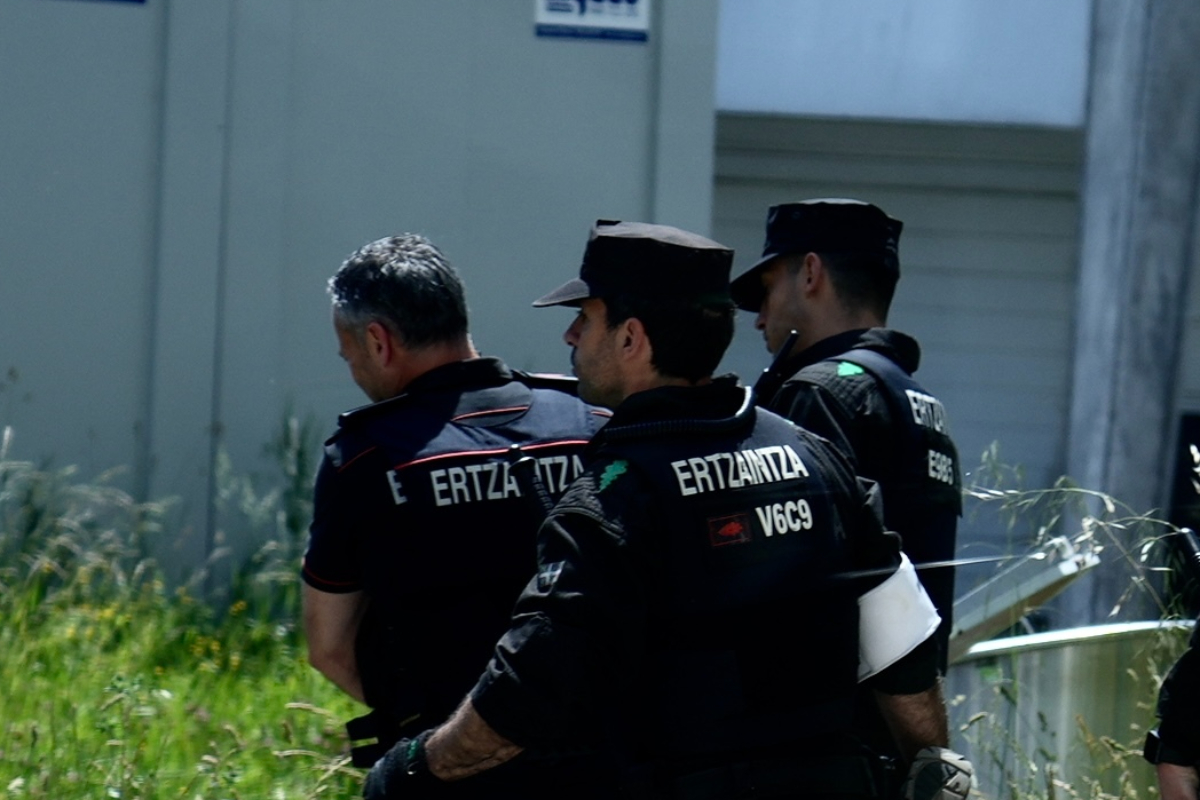 La Ertzaintza detiene en Guipúzcoa a dos inmigrantes asiáticos que trasladaban en dos furgonetas a casi 30 ilegales