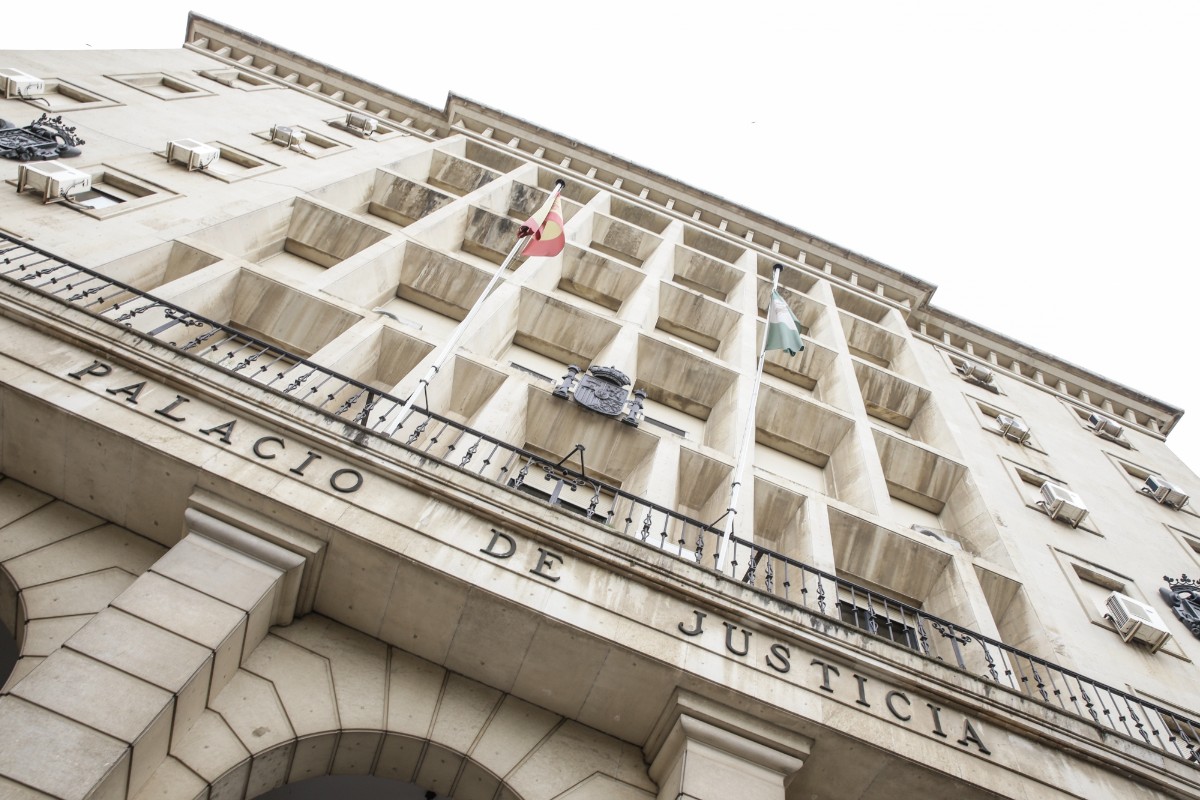 A juicio una enfermera por consultar 80 veces el historial clínico de la expareja de su marido