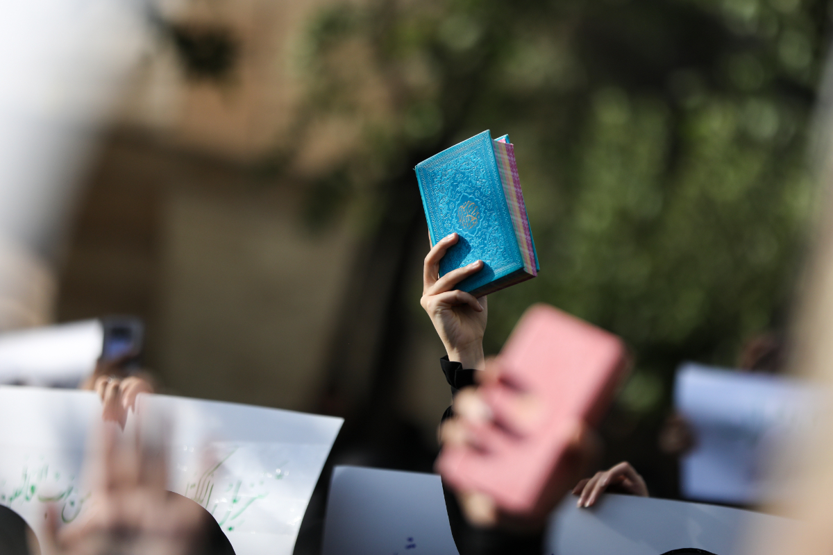 Un «experto» en islam dice a estudiantes musulmanes en Suecia que la democracia es «haram» y un «gran pecado»