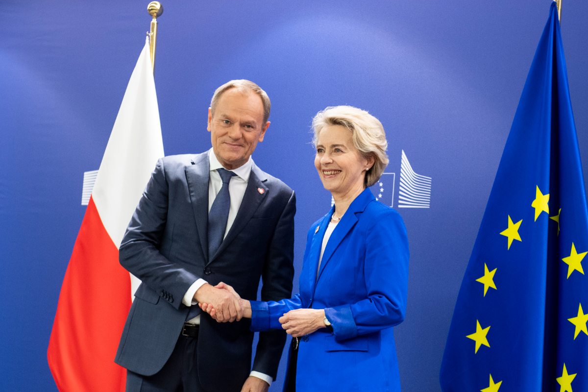El Gobierno de Tusk acelera los permisos de residencia para 500.000 extranjeros: «Están convirtiendo Polonia en un Estado de inmigrantes»