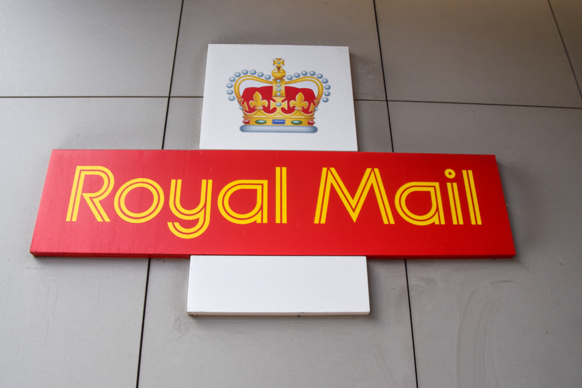 Dos empleados de Correos de Reino Unido, acusados de robar 850.000 euros en paquetes y enviar el «dinero sucio» a Pakistán