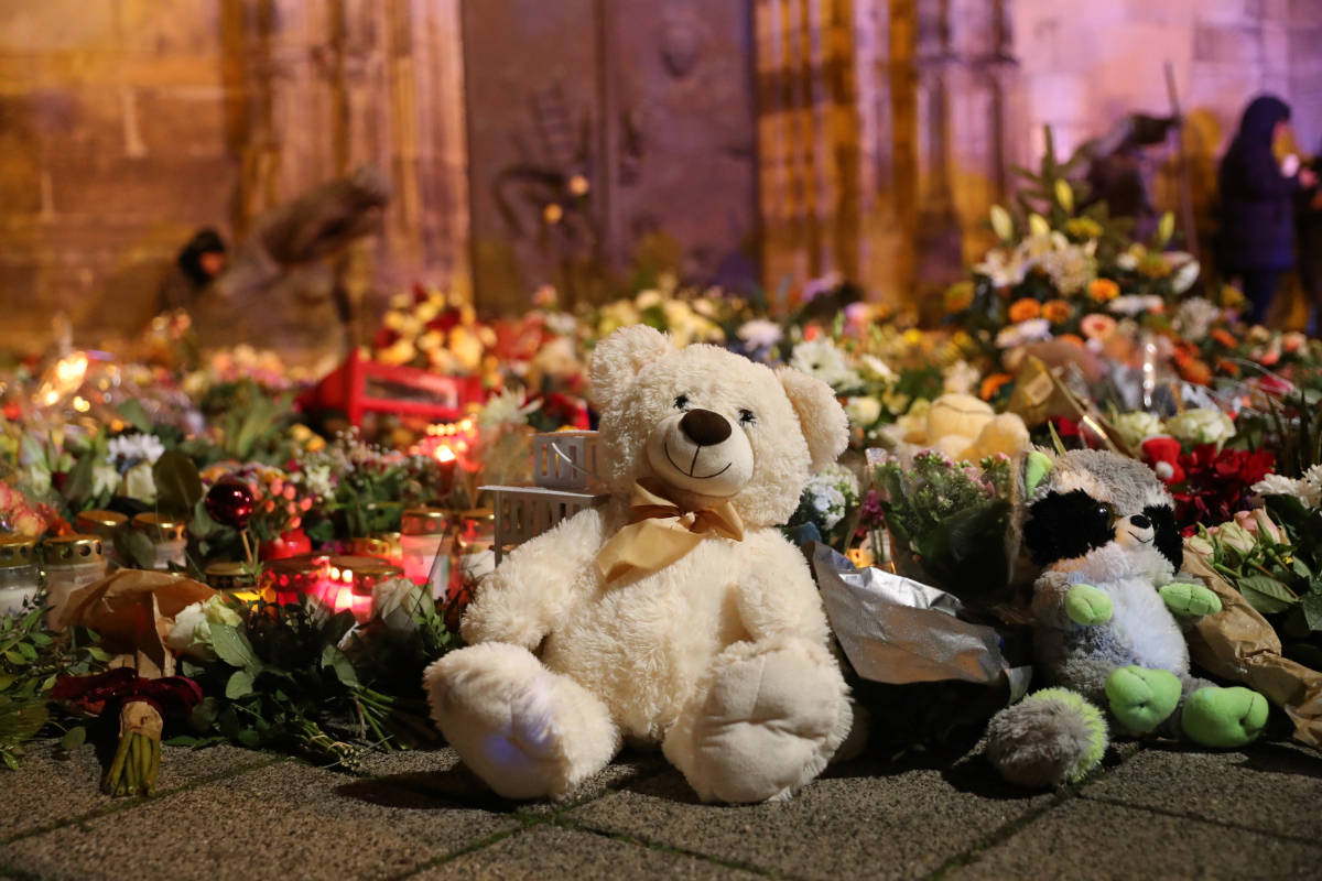 Un solicitante de asilo sirio que robó peluches del memorial de dos niños asesinados, ahora investigado por un apuñalamiento en Países Bajos