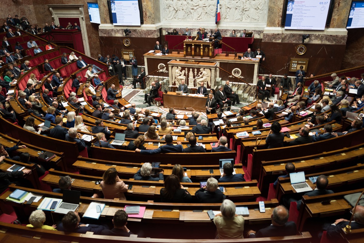 La Asamblea Nacional de Francia avanza en la aprobación de una ley para facilitar la detención de inmigrantes ilegales considerados peligrosos