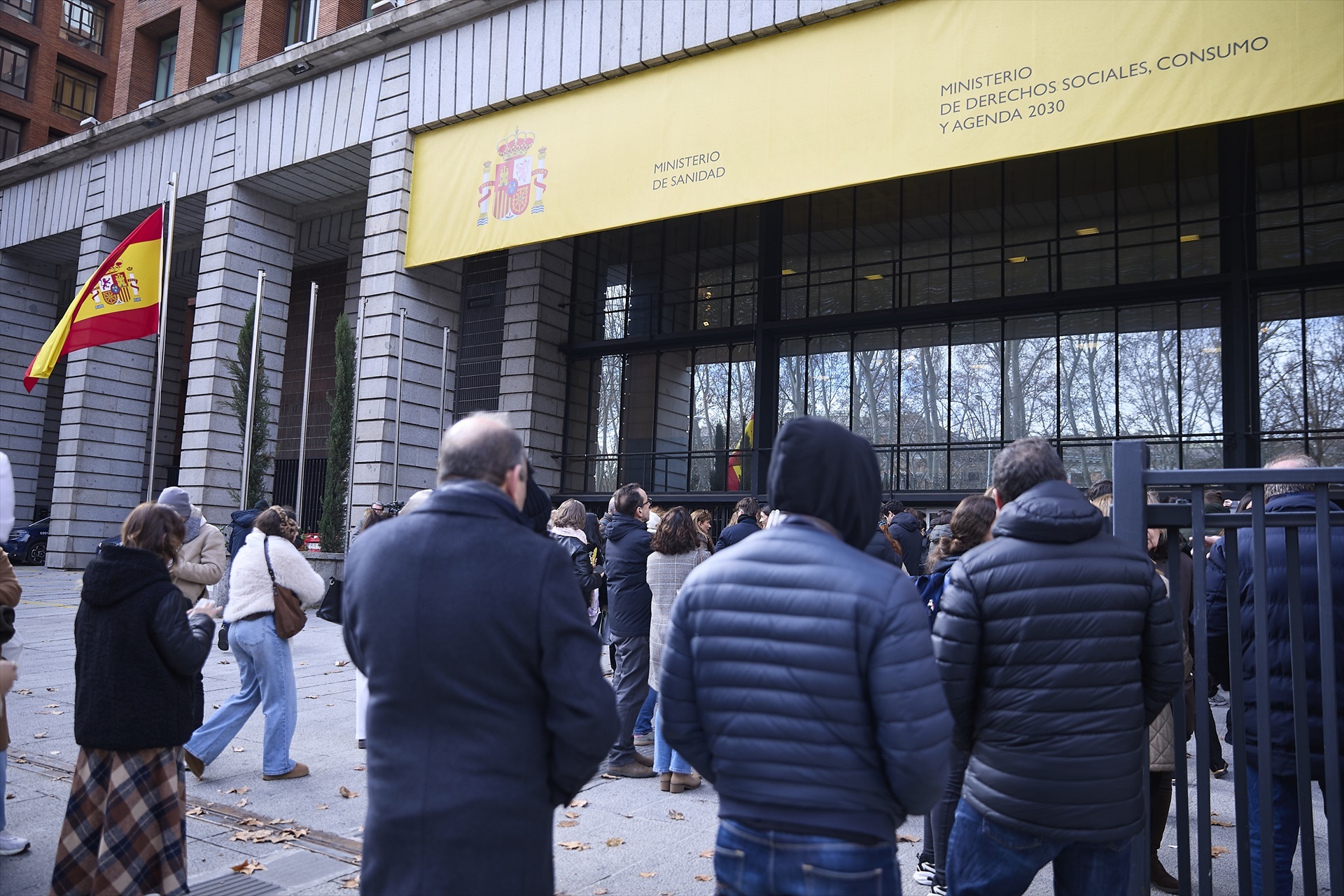 La regularización masiva colapsa el sistema sanitario: 6.000 médicos se quedarán sin plaza en la formación especializada pese a haber aprobado el MIR