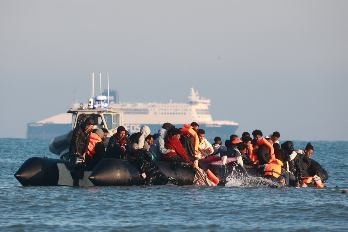 Expolicías y exmilitares iraquíes y afganos protegen a las mafias que envían pateras con inmigrantes ilegales desde Bélgica a Reino Unido