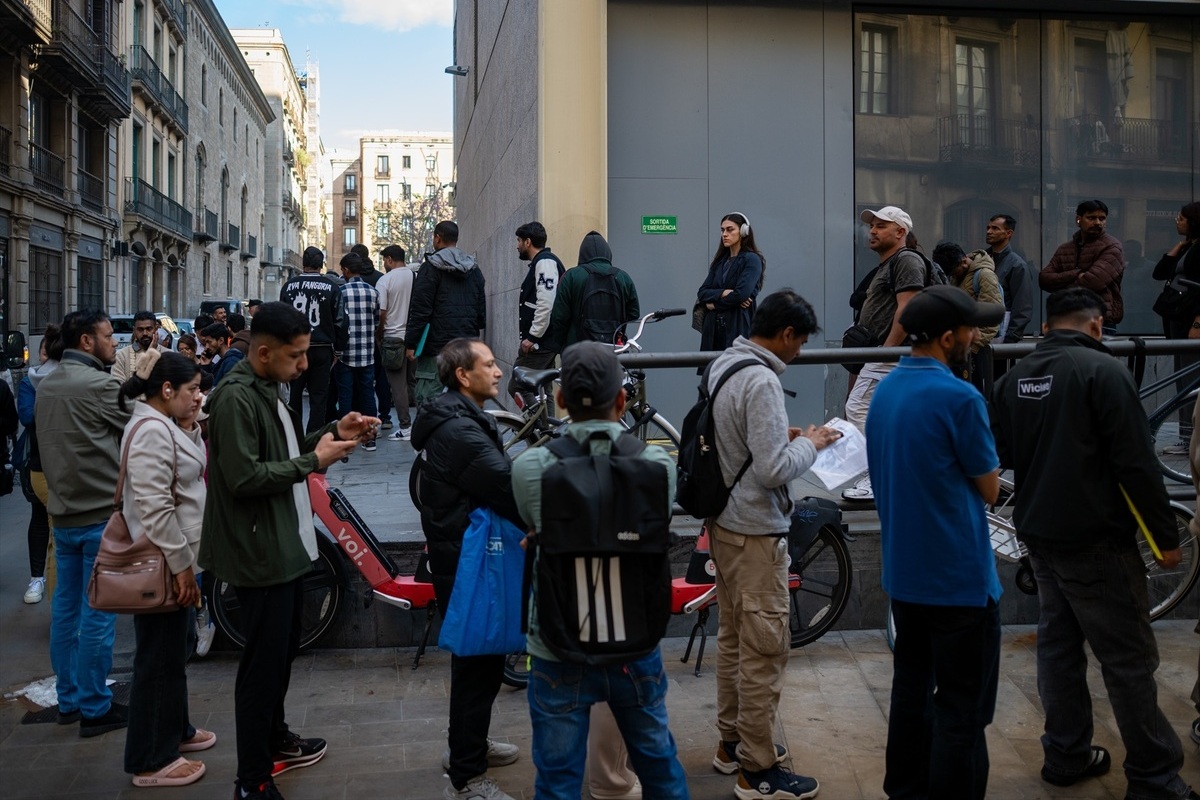 Una encuesta desvela que casi el 70% de los catalanes apoya restringir las condiciones para la llegada masiva de inmigrantes