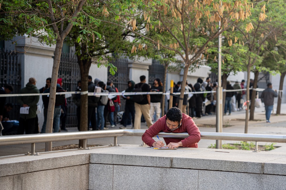 Correos tramita 42.000 solicitudes de «regularización» de ilegales y amplía el número de oficinas ante la saturación