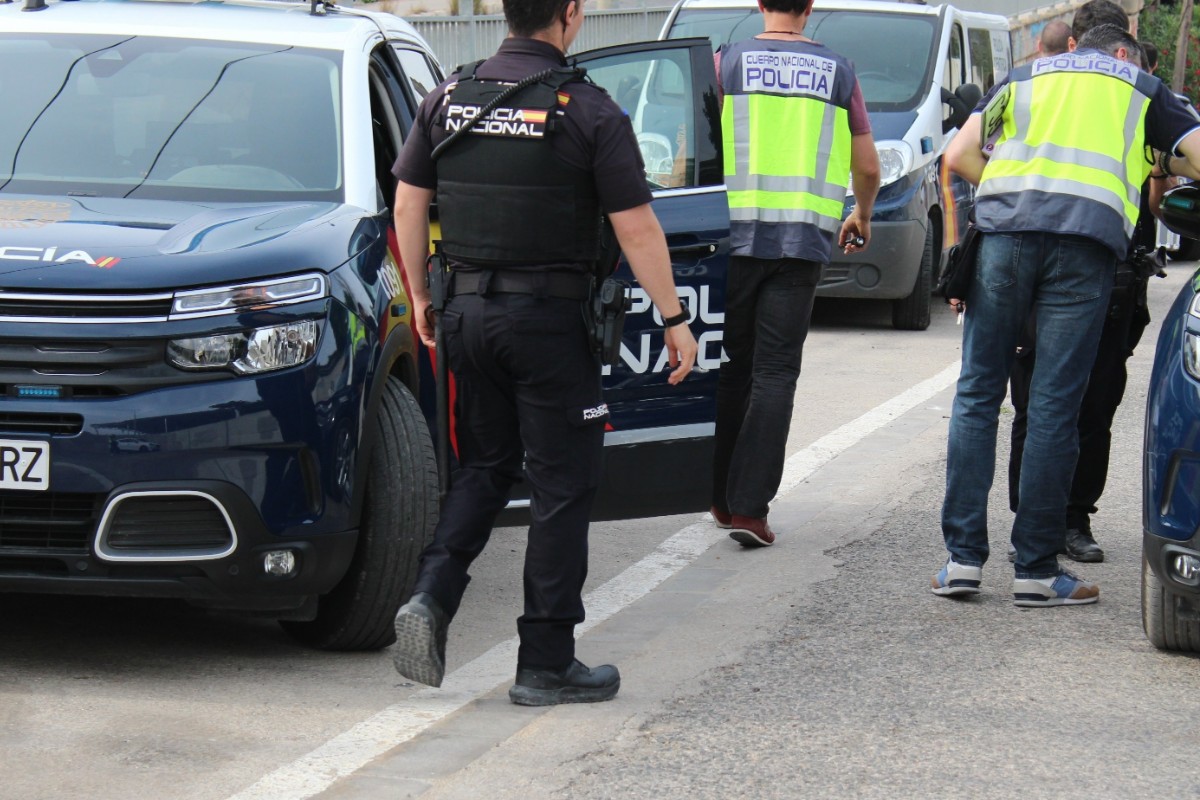 Un criminal reincidente es arrestado tras apuñalar 17 veces a un policía fuera de servicio en Vallecas (Madrid)