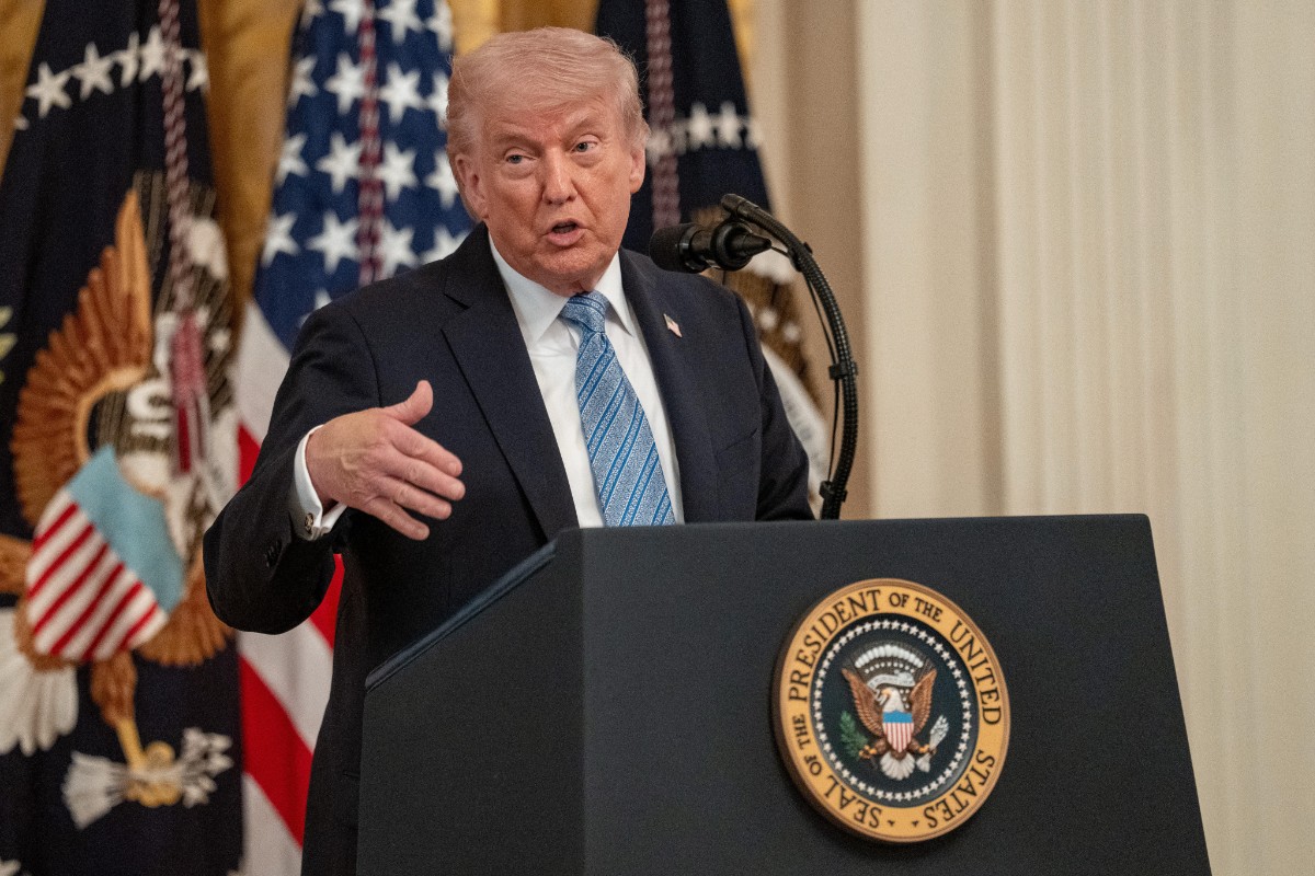 Trump sugiere que el régimen de Irán «debería ondear la bandera blanca de la rendición» para poner fin al conflicto en Medio Oriente
