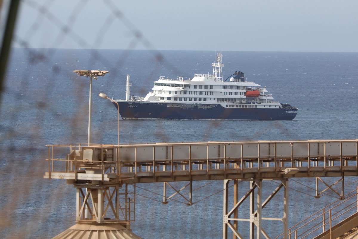 Interior prevé que la evacuación de los pasajeros con hantavirus comience el lunes y esperarán en el barco hasta la llegada de los aviones