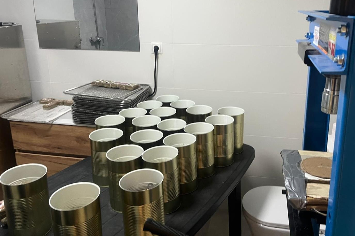 Detenidos dos lituanos tras intervenir más de 800 kilos de hachís ocultos en latas de tomate en Málaga