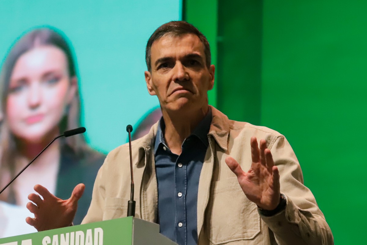 El Gobierno lanza un nuevo contrato de 83.000 euros para maquillar a Sánchez y cambia a su equipo de imagen tras ocho años