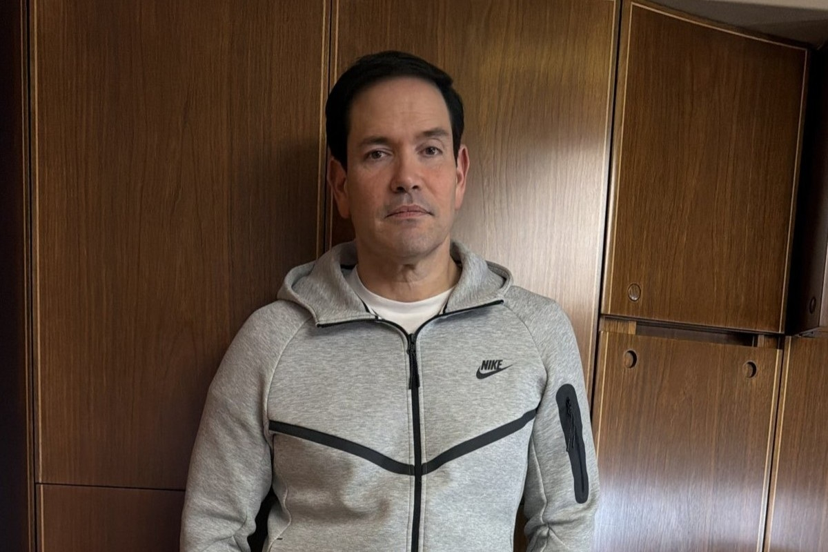 Marco Rubio se burla de Maduro desde el Air Force One y posa con el mismo chándal que llevaba el dictador venezolano tras su captura