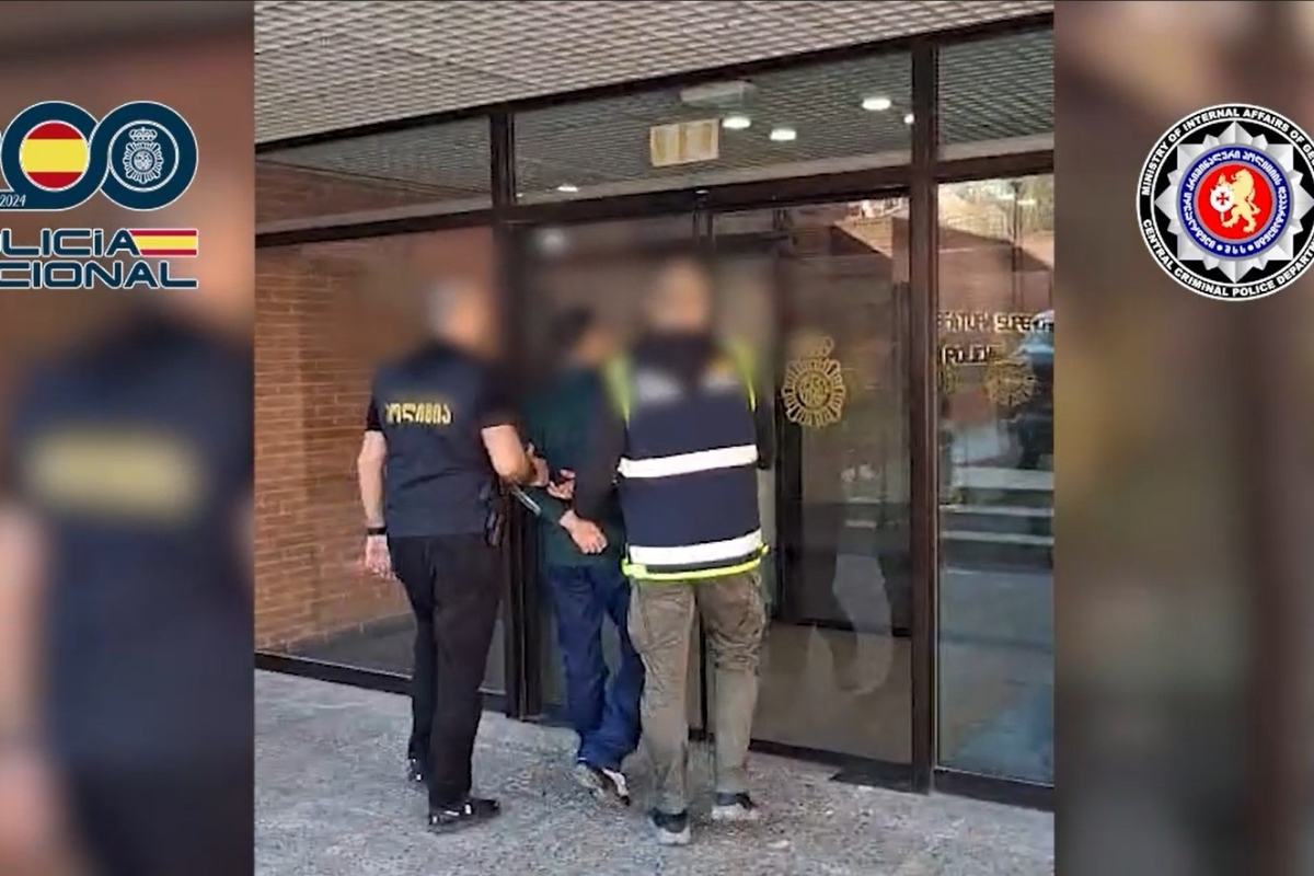 Cae una red georgiana que marcaba puertas con pegamento para robar viviendas en cuatro provincias: 13 detenidos y ocho a prisión