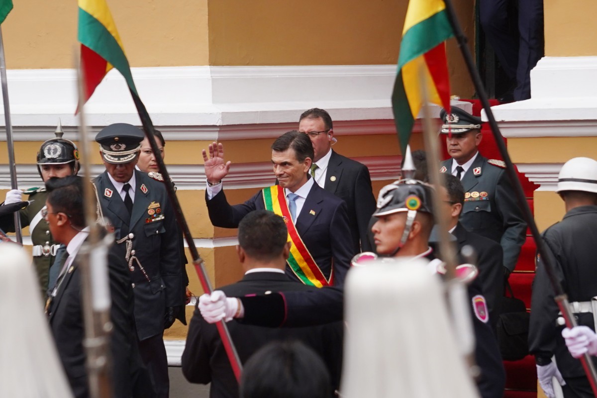 El presidente de Bolivia promulga una ley que le permitirá contener militarmente los disturbios organizados por seguidores de Evo Morales